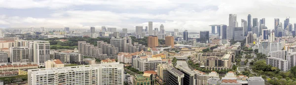 Condomínios ao longo da paisagem urbana do rio Singapura — Fotografia de Stock