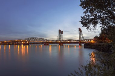 Güneş battıktan sonra columbia Nehri üzerinde Interstate Köprüsü