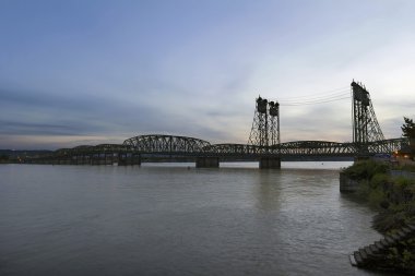 alacakaranlıkta columbia Nehri üzerinde Interstate Köprüsü