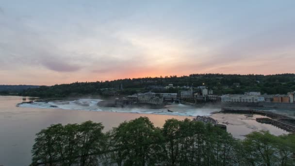 Willamette πέφτει ένα φυσικό καταρράκτη στον ποταμό willamette μεταξύ Όρεγκον πόλης και Δύση linn, Όρεγκον με υδροηλεκτρικό σταθμό ηλεκτρικό στις Ηνωμένες Πολιτείες στο πολύχρωμο ηλιοβασίλεμα χρονική 1080p — Αρχείο Βίντεο