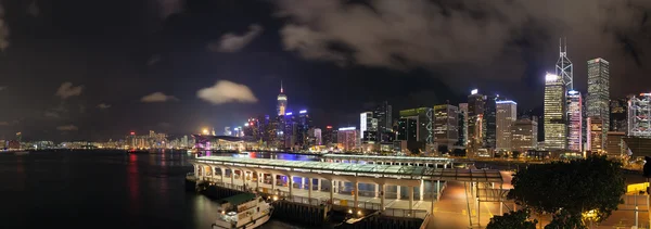 Hongkong centrální trajektového přístaviště v noci panorama — Stock fotografie