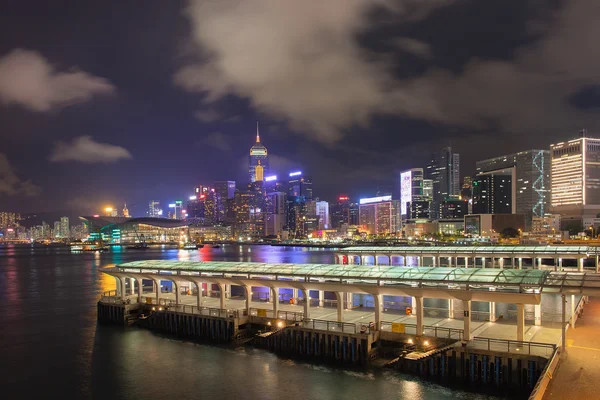 Hong Kong Central Ferry Pier por la noche — Foto de Stock