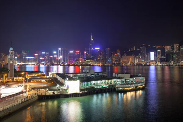 Kowloon ferry pier bij nacht — Stockfoto