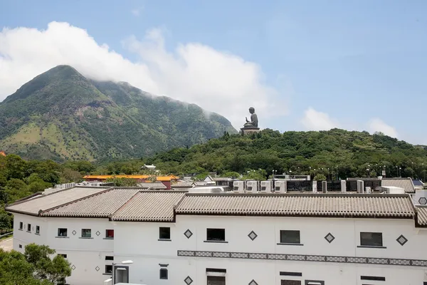 Tian tan buddha im ngong ping dorf — Stockfoto