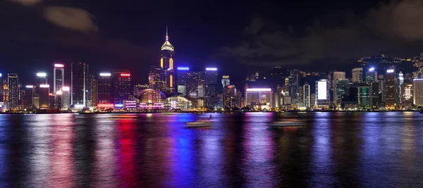 Isla de Hong Kong Ciudad Central Skyline por la noche — Foto de Stock