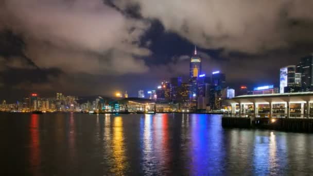 Causeway bay, hong kong - 31 mei 2014: time-lapse voetgangers en auto verkeer overschrijding van drukke kruispunt op times square in causeway bay hong kong. Causeway bay is een populaire toeristische bestemming — Stockvideo