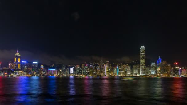 時間の経過ライトの交響曲の中心香港香港九龍の尖沙咀から見たで示しています。これは夜間のライトおよび音ショーであり、観光客や地元の人々 の間で大きな引き分け。1080 p — ストック動画