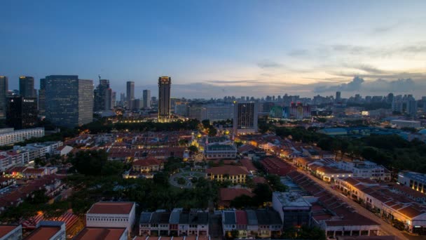 Time lapse film del tramonto all'ora blu su Kampong Glam con Singapore Urban city scape. Kampong Glam è un villaggio malese dove si trovano la Moschea del Sultano e il Centro del Patrimonio Malese 1080p — Video Stock