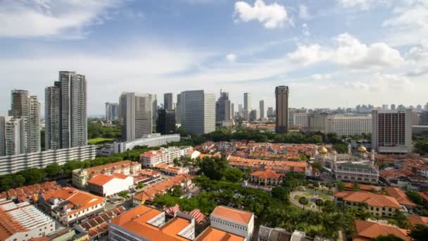 सिंगापूर सिटीस्केपसह कामोंग ग्लॅमवर ढग आणि निळ्या आकाशात हलविण्याचा वेळ गळती चित्रपट. कामोंग ग्लॅम हे मल्याळम गाव आहे जिथे सुलतान मशीद आणि मलय हेरिटेज सेंटर 1080p स्थित आहे — स्टॉक व्हिडिओ