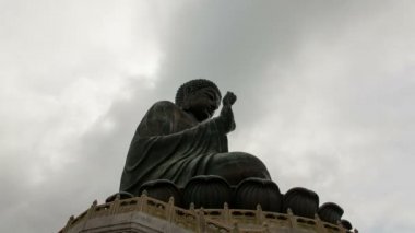 Ngong ping, hong kong - 29 Nisan 2014: bulutlar ve güneş ışınları ngong ping big buddha po bulunan tian tan üzerinde hareketli zaman atlamalı lin Manastırı. Bu bir büyük Budizm Merkezi hong Kong