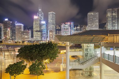 Orta ayağın tarafından Hong kong manzarası