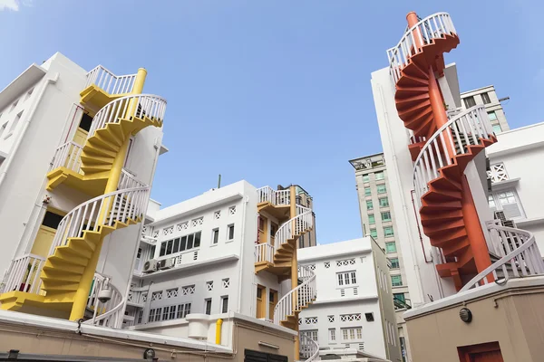 Escalera de caracol colorida en el área de Bugis —  Fotos de Stock