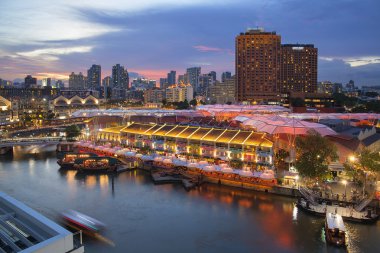 Singapur clarke quay güneş battıktan sonra