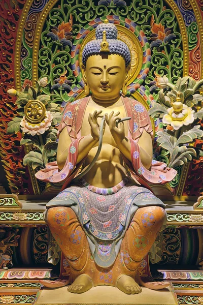 부처님을 앉아 새겨진 나무로 — 스톡 사진