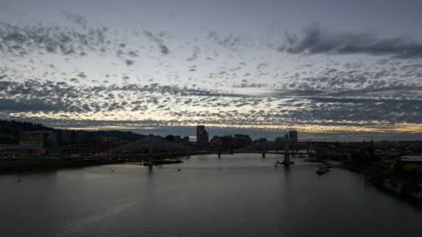 Časová prodleva pohybu mraků a modrá obloha nad centru Portlandu oregon s tilikum křížení a marquam dálnici podél řeky willamette při západu slunce do modré hodiny 1080p — Stock video