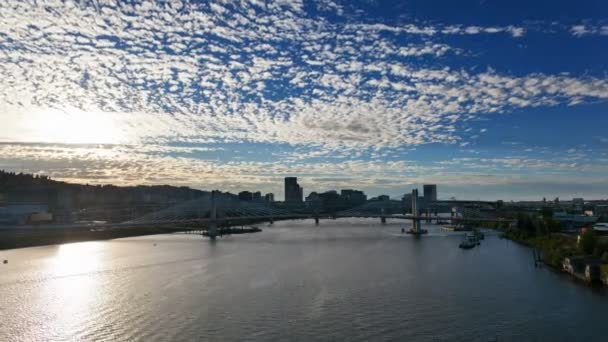 Time Lapse of Moving White Clouds and Blue Sky Over Downtown Portland Oregon con Tilikum Crossing e Marquam Freeway lungo Willamette River al tramonto 1080p — Video Stock