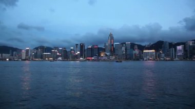 Victoria Limanı Merkezi hong Kong, tsim sha tsui kowloon, hong kong mavi bir saatte her bakıldığında. Tsim sha tsui promenade önemli bir turistik 1080 p olduğunu