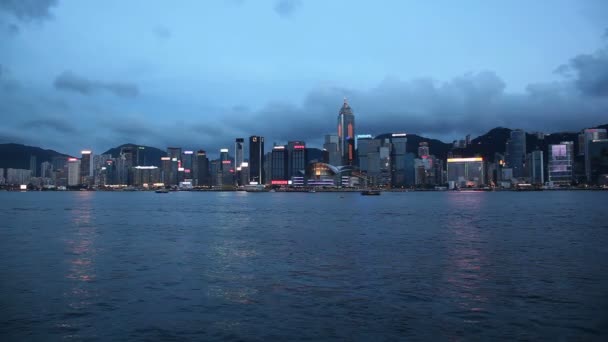 VICTORIA HARBOUR in Central Hong Kong viewed from Tsim Sha Tsui in Kowloon, Hong Kong at Blue Hour. Tsim Sha Tsui Promenade is a major tourist attraction 1080p — Stock Video