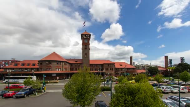 PORTLAND, OREGON - 22 апреля 2014 года: Union Train Station for Amtrak in downtown Portland Oregon. Строительство вокзала началось в 1890 году и завершилось в 1896 году. Время с облаками 1080p — стоковое видео