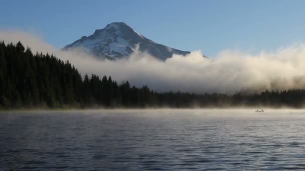 Mist en wolken boven trillium meer met mount hood en vissers in oregon een vroege ochtend bij zonsopgang hd video 1080p — Stockvideo