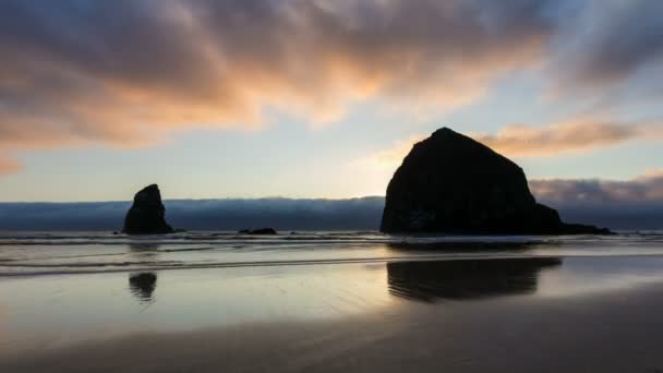 Zaman atlamalı bulutlar günbatımında cannon plaj boyunca oregon coast Pasifik Okyanusu 1080 p üstünde hareket eden — Stok video