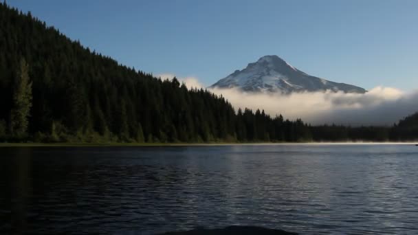 Dimma och moln över trillium lake med mount hood i oregon en tidig morgon på sunrise panorering hd video 1080p — Stockvideo