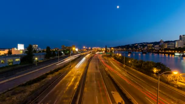 Lapso de tiempo de la luz larga exposición senderos en marquam autopista durante la hora pico sobre el centro de portland, oregon a lo largo del río willamette en hora azul 1080p — Vídeos de Stock