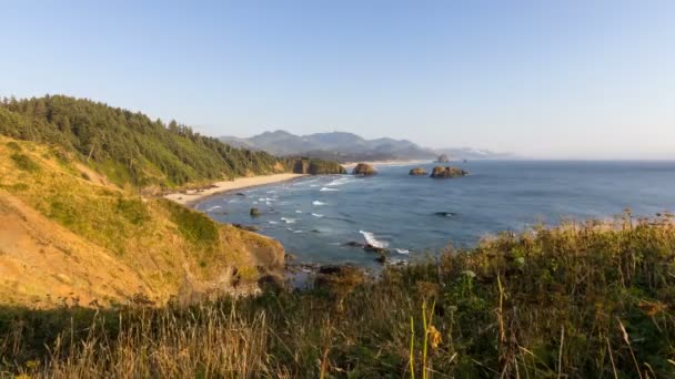 移动波和移动太阳沿太平洋火炮身管的月牙形沙滩上海滩俄勒冈时间推移 1080 p — 图库视频影像