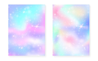 Kawaii büyü gradyanı olan tek boynuzlu at geçmişi. Prenses gökkuşağı hologramı. Holografik peri seti. Spektrum fantezi kapağı. Tek boynuzlu at arka planında güzel kız partisi daveti için ışıltılar ve yıldızlar var..