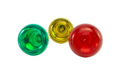 Üç renkli elektrik ampulleri beyaz zemin üzerine