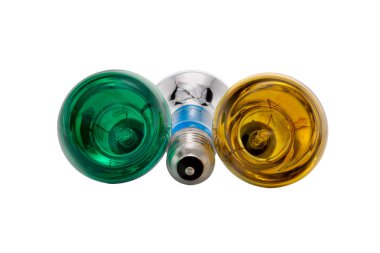 Üç renkli elektrik ampulleri beyaz zemin üzerine