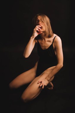 Stüdyodaki bir kızın duygusal portresi, kamerada zor duygular ifade eden bir kadın, yakın planda bir kadının ruh hali. Portredeki yumuşak odak bulanık ve bulanık arkaplan