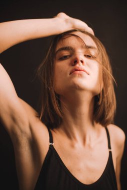 uzun pozlama üzerine renk portresi, bir kadının yüzünün bulanık silüetleri, çözülme ve lekelenme.