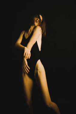 Stüdyodaki bir kızın duygusal portresi, kamerada zor duygular ifade eden bir kadın, yakın planda bir kadının ruh hali. Portredeki yumuşak odak bulanık ve bulanık arkaplan