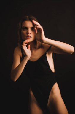 Stüdyodaki bir kızın duygusal portresi, kamerada zor duygular ifade eden bir kadın, yakın planda bir kadının ruh hali. Portredeki yumuşak odak bulanık ve bulanık arkaplan