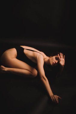 Stüdyodaki bir kızın duygusal portresi, kamerada zor duygular ifade eden bir kadın, yakın planda bir kadının ruh hali. Portredeki yumuşak odak bulanık ve bulanık arkaplan