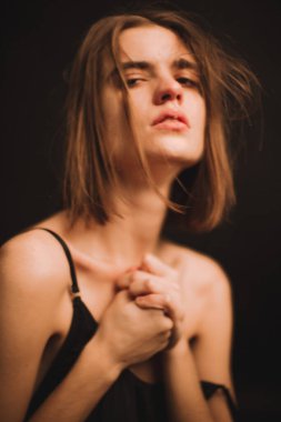 uzun pozlama üzerine renk portresi, bir kadının yüzünün bulanık silüetleri, çözülme ve lekelenme.