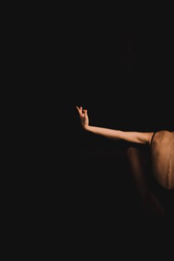 uzun pozlama üzerine renk portresi, bir kadının yüzünün bulanık silüetleri, çözülme ve lekelenme.