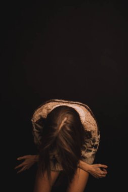 Karanlık bir arka planda hippi süsüsü olan yaşlı bir kız bulanık ve bulanık portreler, bulanık filmler ve ince tahıllar.