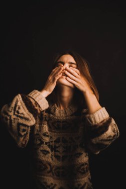 Stüdyodaki bir kızın duygusal portresi, kamerada zor duygular ifade eden bir kadın, yakın planda bir kadının ruh hali. Portredeki yumuşak odak bulanık ve bulanık arkaplan