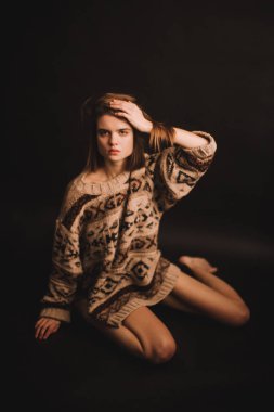 Stüdyodaki bir kızın duygusal portresi, kamerada zor duygular ifade eden bir kadın, yakın planda bir kadının ruh hali. Portredeki yumuşak odak bulanık ve bulanık arkaplan