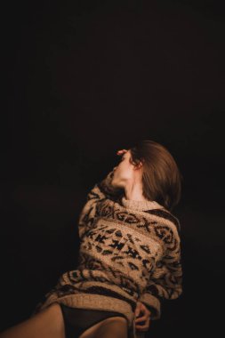 Karanlık bir arka planda hippi süsüsü olan yaşlı bir kız bulanık ve bulanık portreler, bulanık filmler ve ince tahıllar.