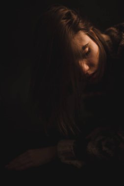 uzun pozlama üzerine renk portresi, bir kadının yüzünün bulanık silüetleri, çözülme ve lekelenme.
