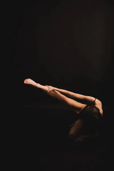Abstrakta Poser Golvet Flicka Klassisk Kroppsdräkt Som Intuitivt Dansar Svart — Stockfoto