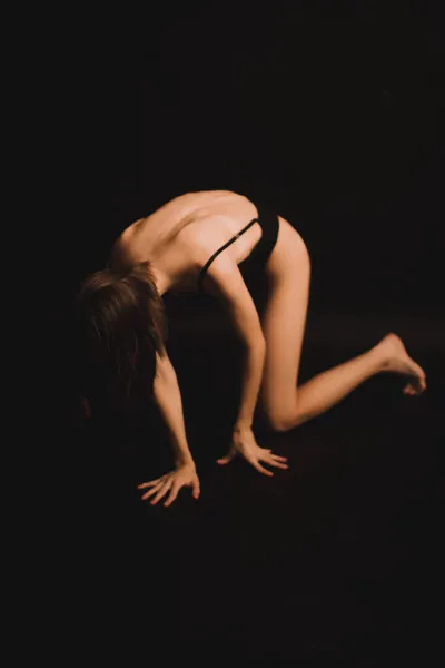 Körperdetails Gebräunte Beine Auf Dunklem Hintergrund Unkonzentrierte Körperteile — Stockfoto