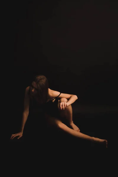 Poses Abstraites Sur Sol Une Fille Body Classique Dansant Intuitivement — Photo