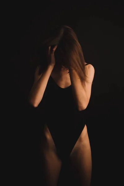 Abstract Poseert Vloer Een Meisje Een Klassiek Bodysuit Intuïtief Dansend — Stockfoto