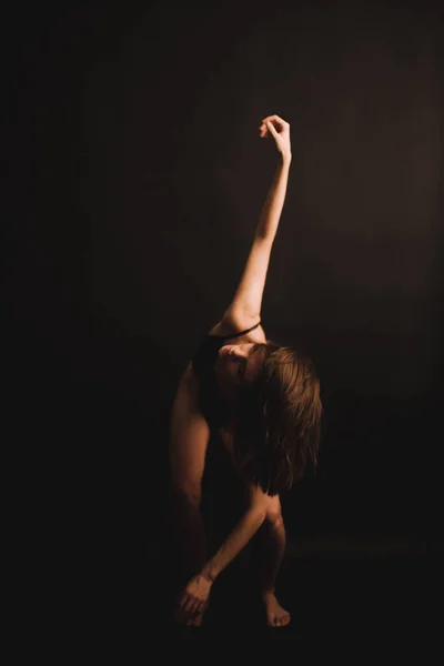 Брюнетка Откровенном Телесном Костюме Свободно Выражает Эмоции Танцы Камеру Фотосессия — стоковое фото