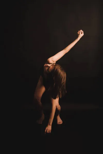 Poses Abstratas Chão Uma Menina Bodysuit Clássico Intuitivamente Dançando Fundo — Fotografia de Stock