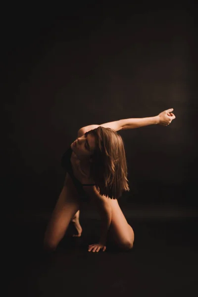 Брюнетка Відвертому Боді Костюмі Вільно Виражає Емоції Танці Камеру Фотосесія — стокове фото